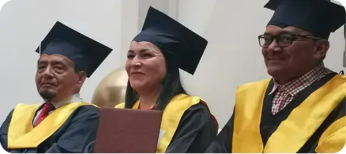 Graduados celebrando la validación de bachillerato
